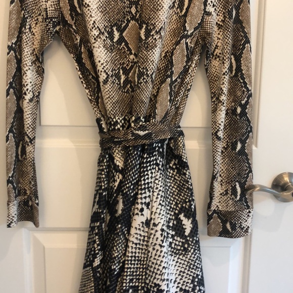 DVF wrap dress size 6 snake pattern - Picture 11 of 16